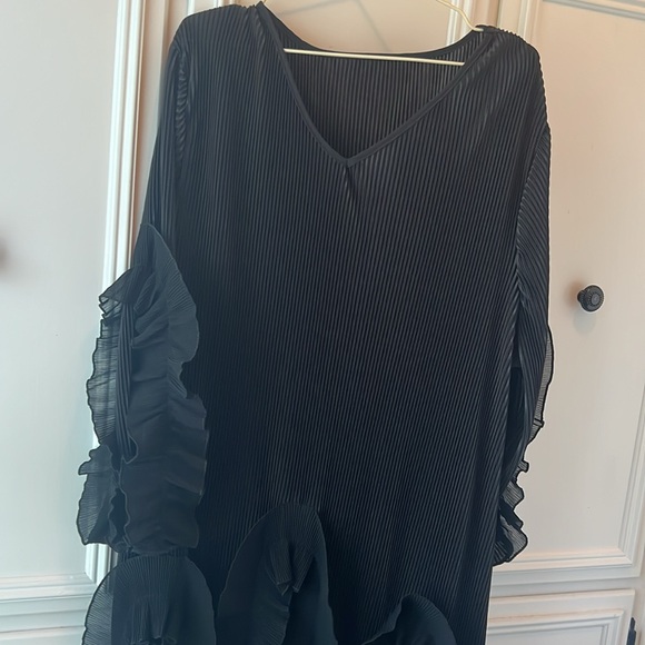 Elegant Black Ruffled Dress - Picture 3 of 4